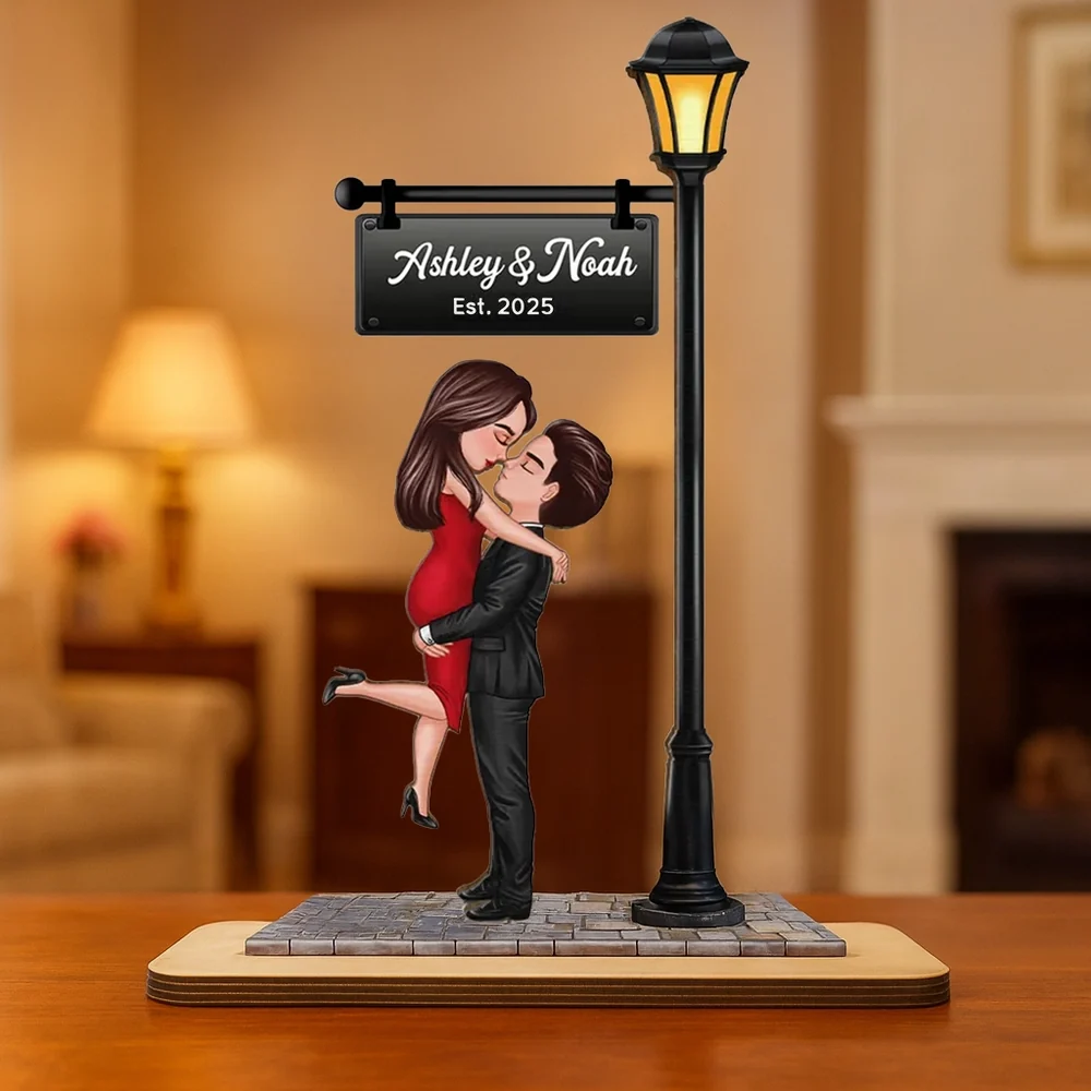 Romantic Couples Wooden Plaque – Hugging Under the Streetlight, Perfect Gift for Anniversary or Valentine’s Day