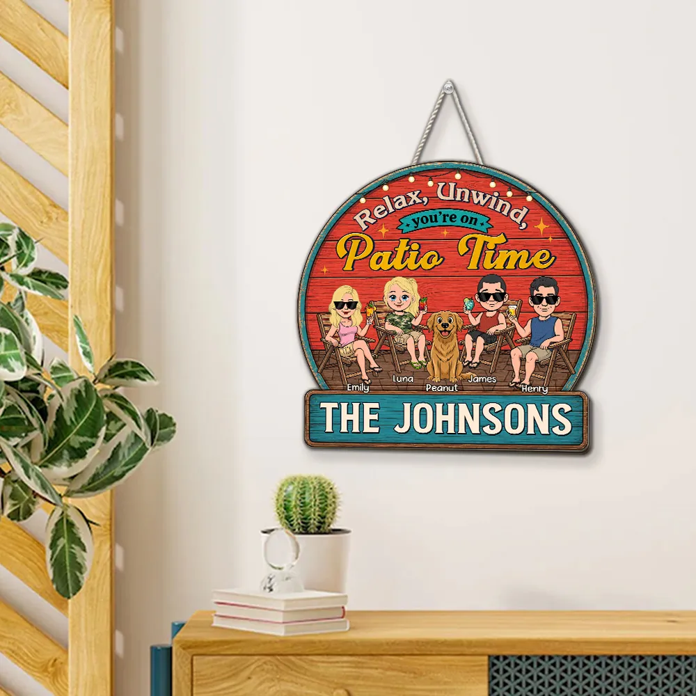 Personalized Wooden Sign with Lounging Patio Family & Dog Scene, Unique Creative Gift for Families - Image 3
